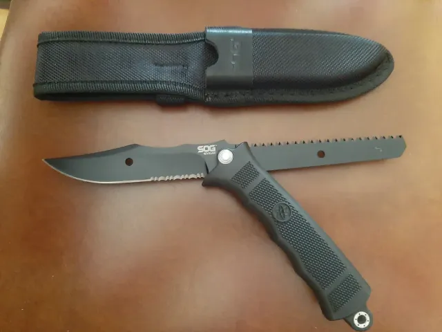Cuchillo SOG Revolver Negro