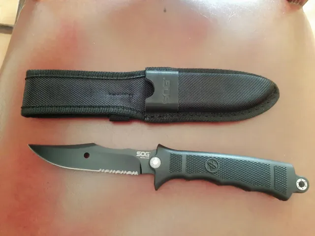 Cuchillo SOG Revolver Negro