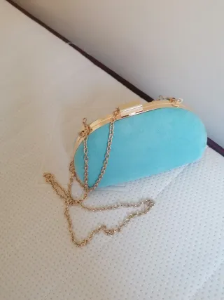 Bolso de mano turquesa con cadena dorada