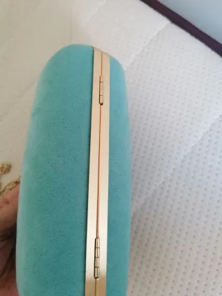 Bolso de mano turquesa con cadena dorada