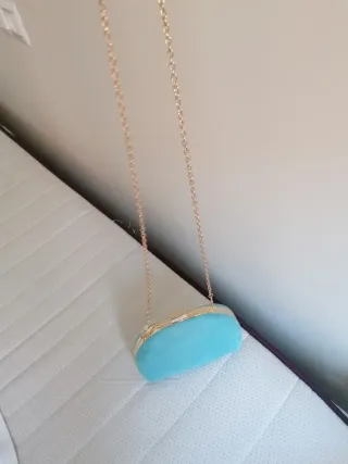 Bolso de mano turquesa con cadena dorada