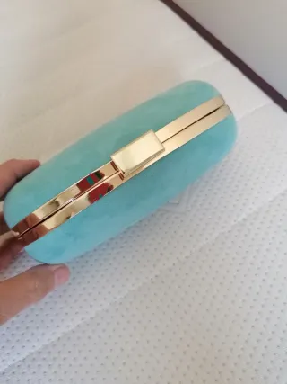 Bolso de mano turquesa con cadena dorada