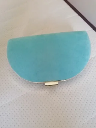 Bolso de mano turquesa con cadena dorada