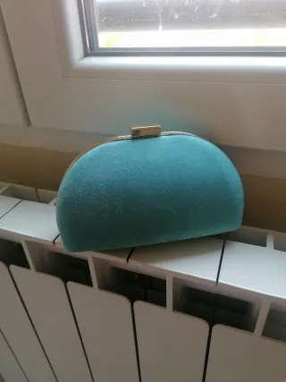 Bolso de mano turquesa con cadena dorada