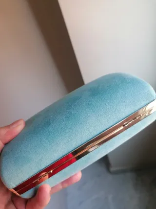 Bolso de mano turquesa con cadena dorada