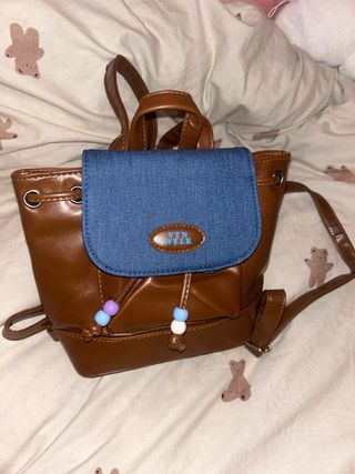 Bolso marrón y azul con abalorios