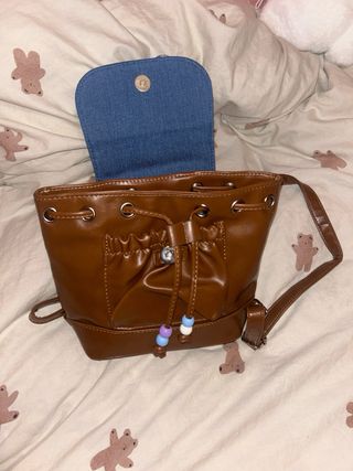 Bolso marrón y azul con abalorios