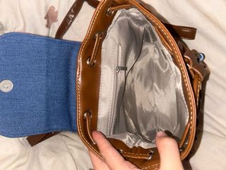 Bolso marrón y azul con abalorios