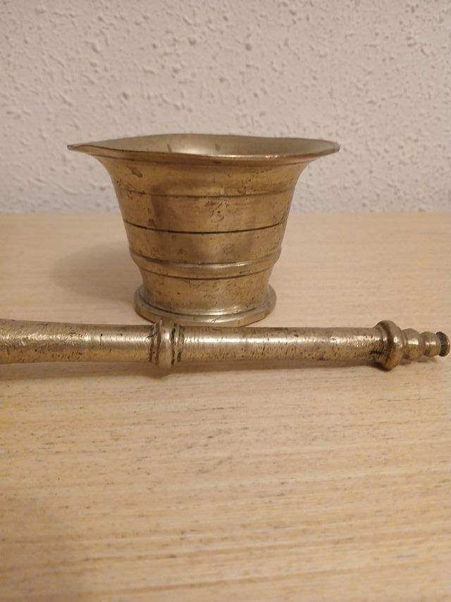 Almirez o Mortero de bronce antiguo MACIZO- Años 4