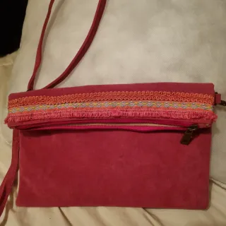 Bolso de mano rosa con detalles