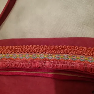 Bolso de mano rosa con detalles