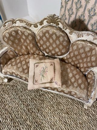 Divano shabby per casa delle bambole