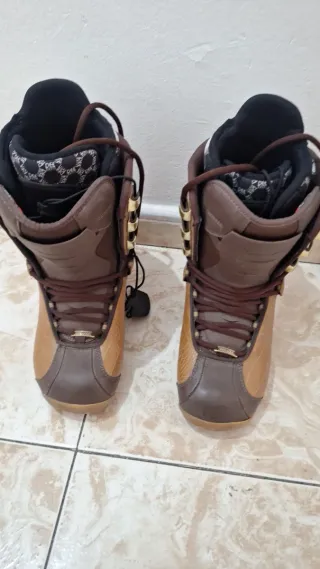 Botas de Snowboard Marrones y Doradas