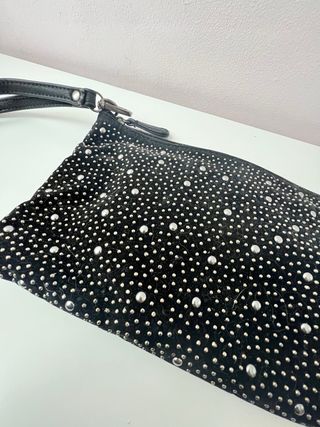 Pochette nera con borchie e perline
