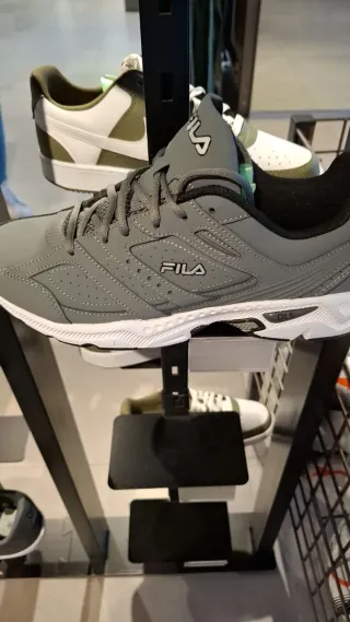 Zapatillas Fila Grises y Blancas