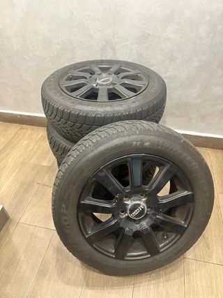 Llanta 17 con neumáticos  nuevos 
