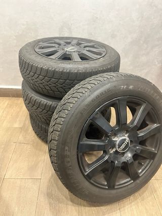 Llanta 17 con neumáticos  nuevos 