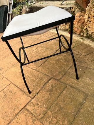 Sedile in ferro battuto nero/bianco a piedi nudi