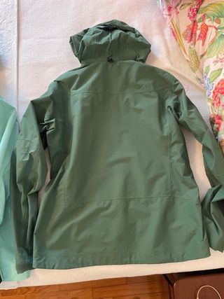 Chaqueta Helly Hansen Negra, Verde y Turquesa
