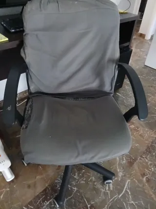 Silla de oficina gris tela y plástico