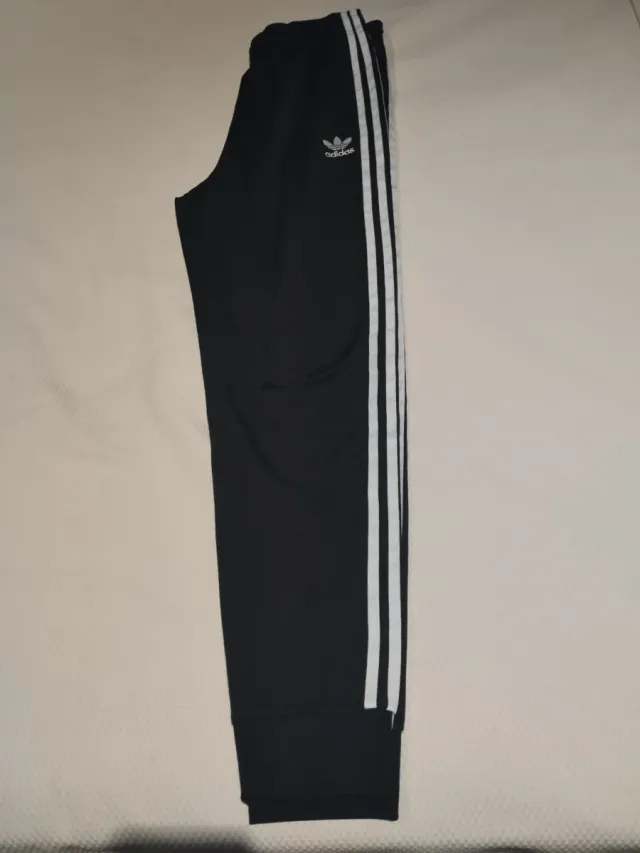 Pantalón chándal Adidas negro. Talla 14-15 años 
