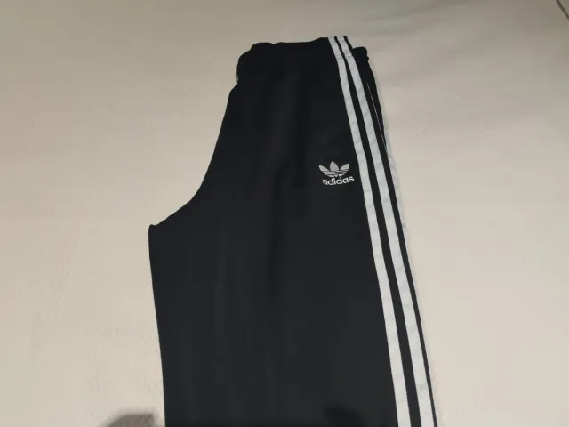 Pantalón chándal Adidas negro. Talla 14-15 años 