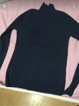 Jersey negro cuello alto azul marino 