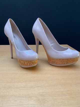 Zapatos de tacón beige con plataforma