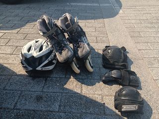 Patines en línea con casco y protecciones
