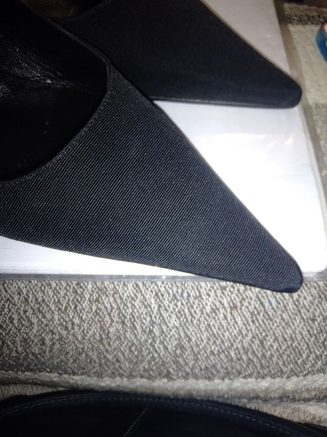 Abito nero, décolleté nere e borsetta