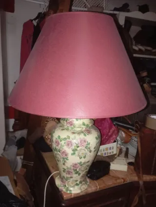 Lámpara de porcelana con rosas
