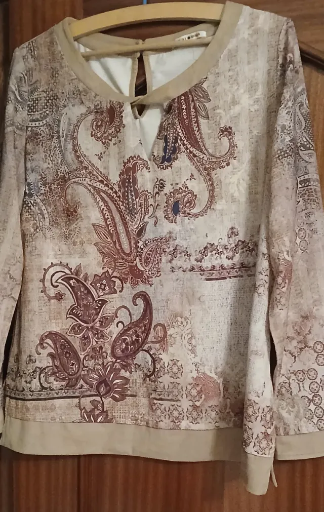 Camiseta manga larga beige y marrón
