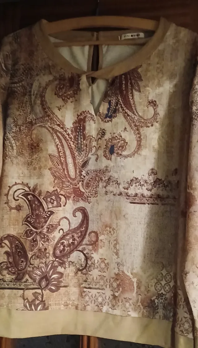 Camiseta manga larga beige y marrón