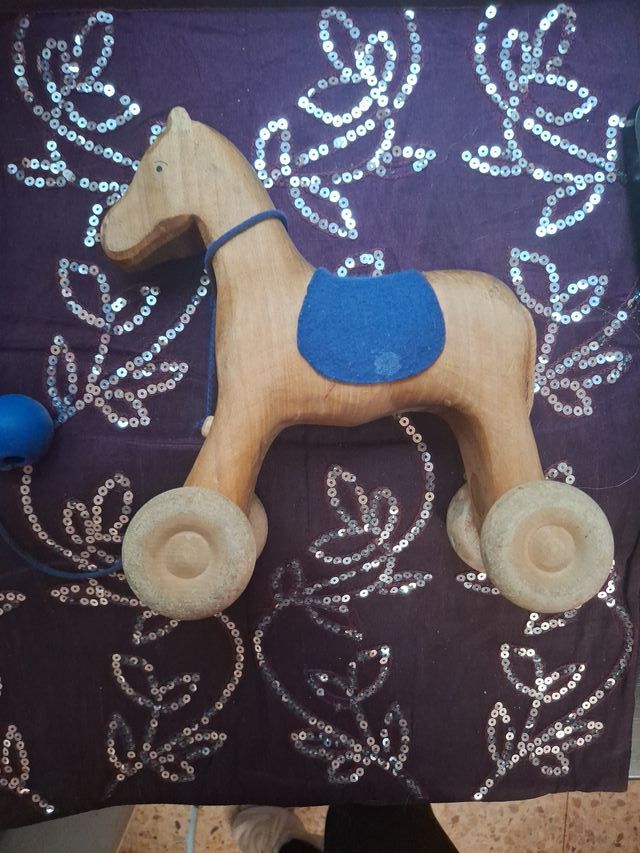 Caballo de madera con ruedas y cuerda