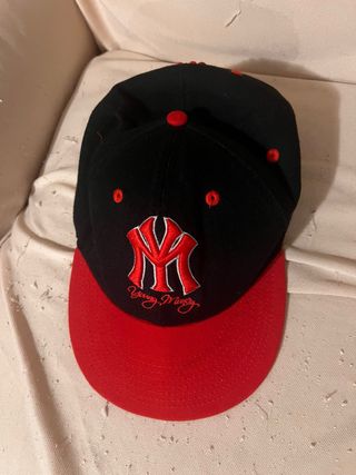 Cappellino Young Money nero e rosso streetwear