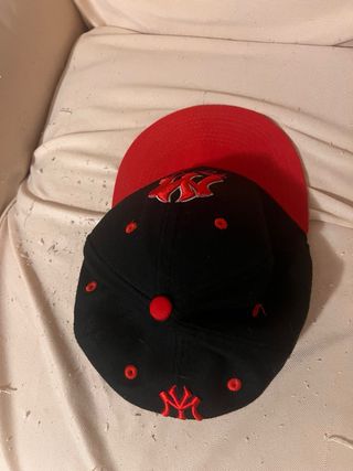 Cappellino Young Money nero e rosso streetwear