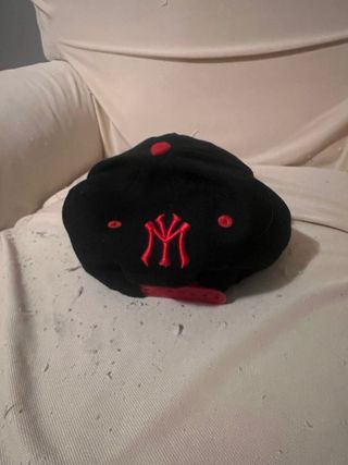 Cappellino Young Money nero e rosso streetwear