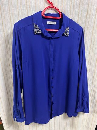 Camisa azul con pedrería talla L