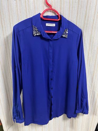 Camisa azul con pedrería talla L