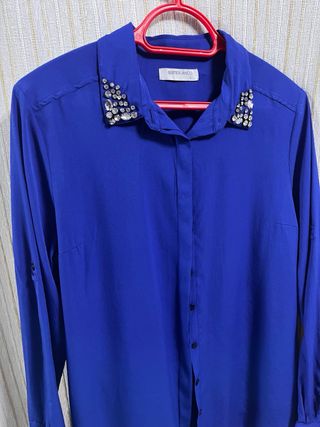 Camisa azul con pedrería talla L