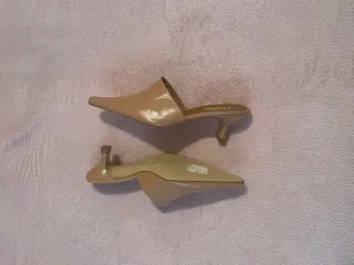 Zapatos de tacón beige
