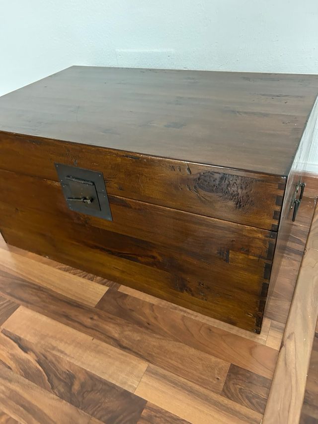 Baúl de madera y metal Becara