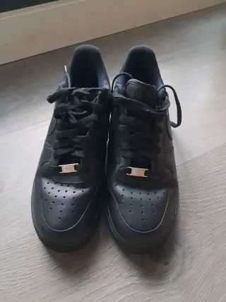 Nike Air Force 1 Negras Talla 44. 