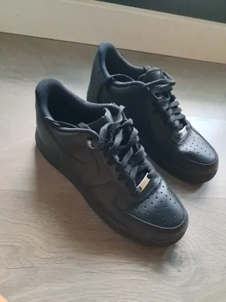 Nike Air Force 1 Negras Talla 44. 