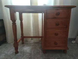 Escritorio de madera con cajones