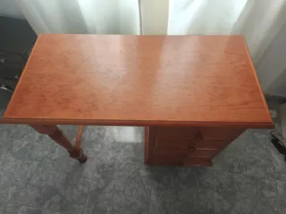 Escritorio de madera con cajones