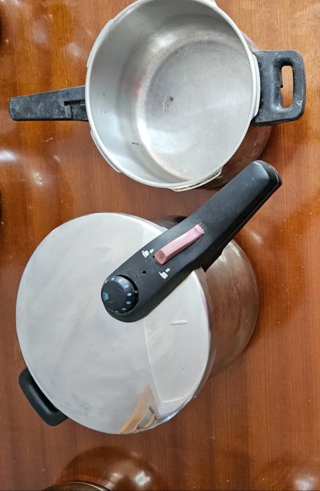 Olla a presión metálica y plástica