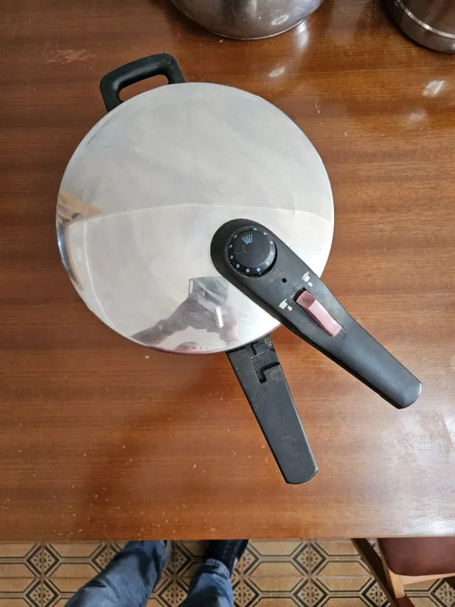 Olla a presión metálica y plástica