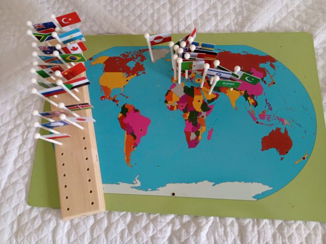 Mapa del Mundo Montessori con Banderas