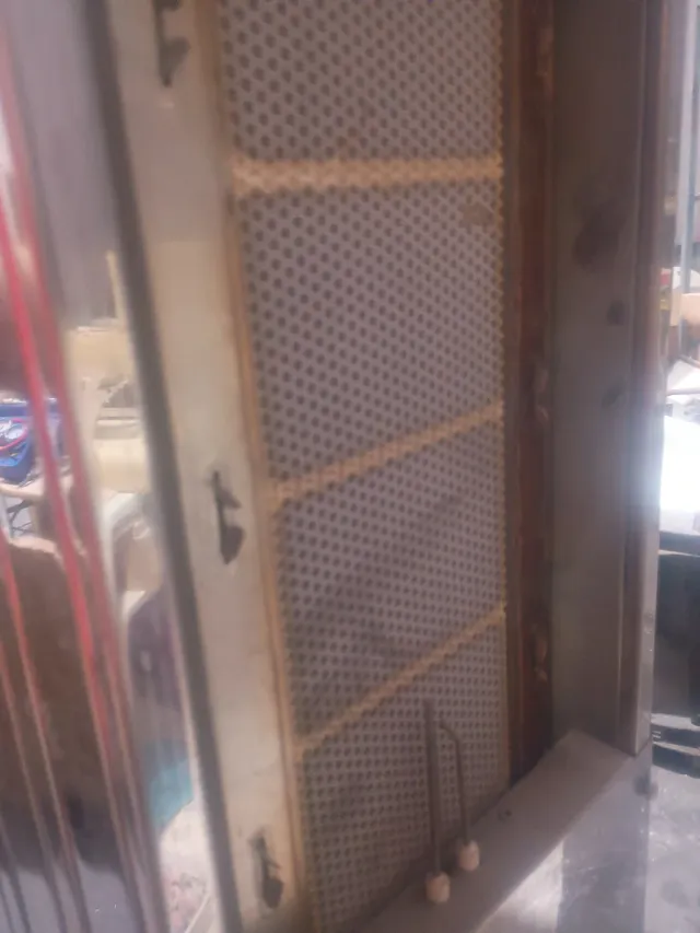 Calefactor gris y rojo